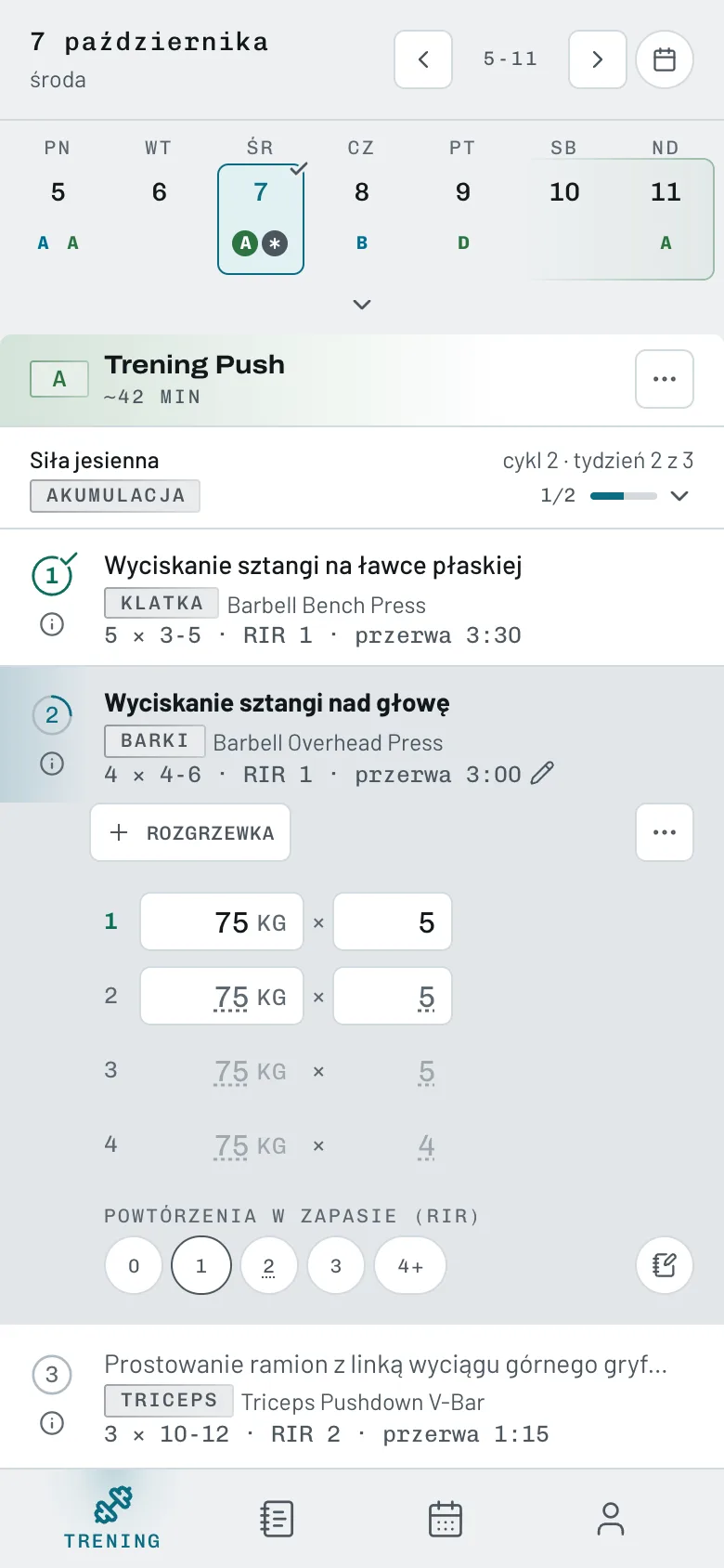 Ekran treningu: dzisiejsze ćwiczenia z seriami, zakresem powtórzeń i przerwą, a w otwartym ćwiczeniu wpisane serie i podpowiedzi ciężaru